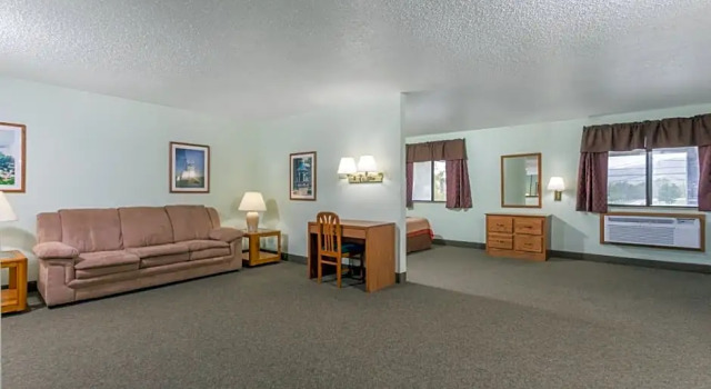 Deluxe Doppel Studio Suite Super 8 by Wyndham Gallipolis Pt Pleasant Area