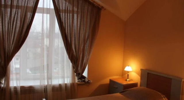 Guest House Tien Shan, Book Pension Hoteller i Privokzalʼnoye med parkering, Parkering