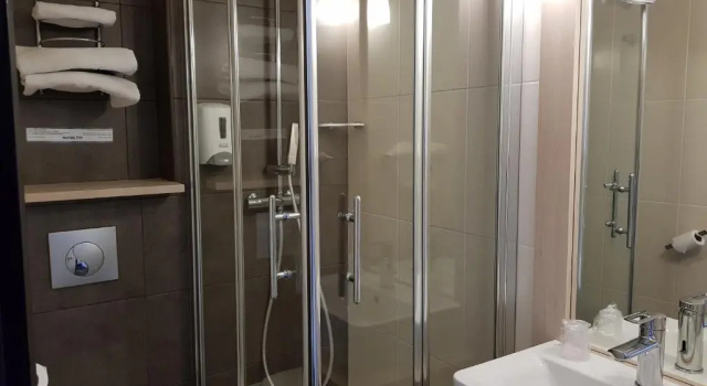 Трёхместный номер Standard Hôtel Inn Design & Restaurant Rochefort
