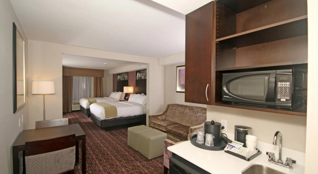 Четырёхместный люкс Holiday Inn Express & Suites Charlotte North by IHG