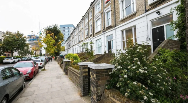 2 BED Flat in Swiss Cottage, Забронировать Дом для отпуска Коттеджи Лондона, рядом с Сент-Джонс Вуд, Коттедж