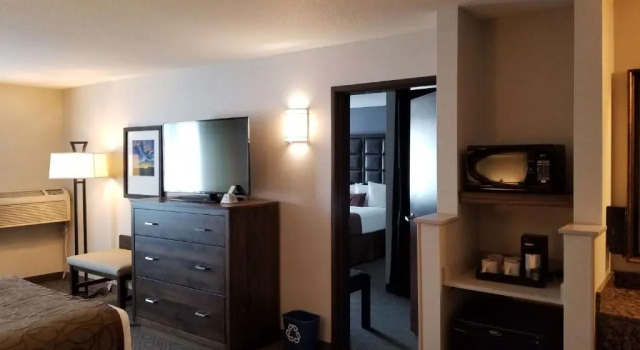 Двухместный люкс с 2 комнатами Best Western Plus Northwind Inn & Suites