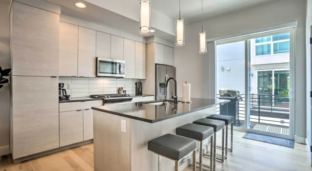 Апартаменты Trendy Denver Townhome - Walk to Mile High Stadium
