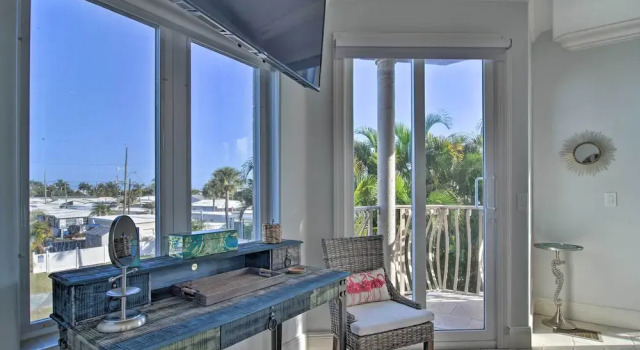 Bradenton Townhome - Walk to Locals-only Beach!