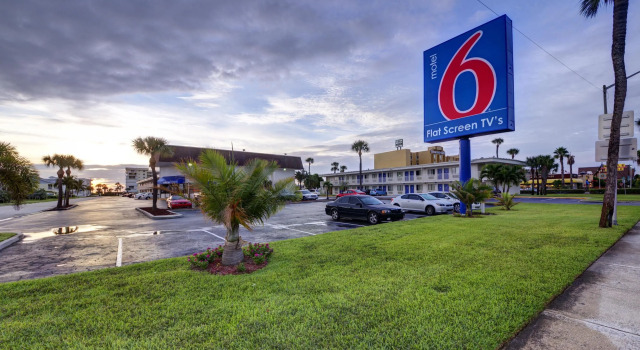 Кровать в общем номере Motel 6-Cocoa Beach, FL