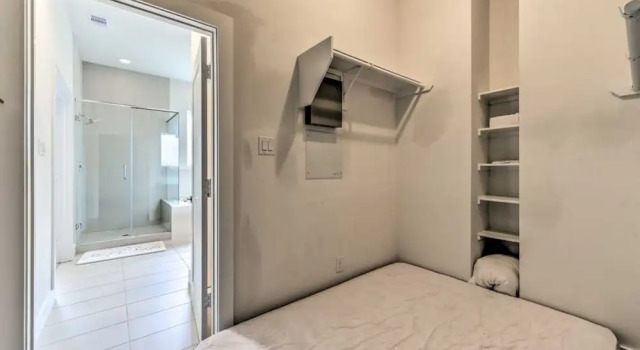 Brand New 3 Story Modern Home, Забронировать Дом для отпуска Отели Хьюстона с парковкой, рядом с Shape Community Center, Парковка