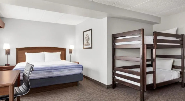 Двухместный люкс AmericInn by Wyndham Sauk Centre