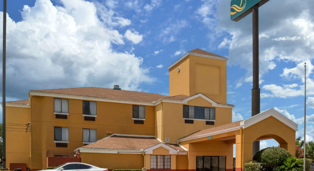 Quality Inn Baytown - Houston East, Book Hotel Hoteller i Baytown med parkering, Parkering