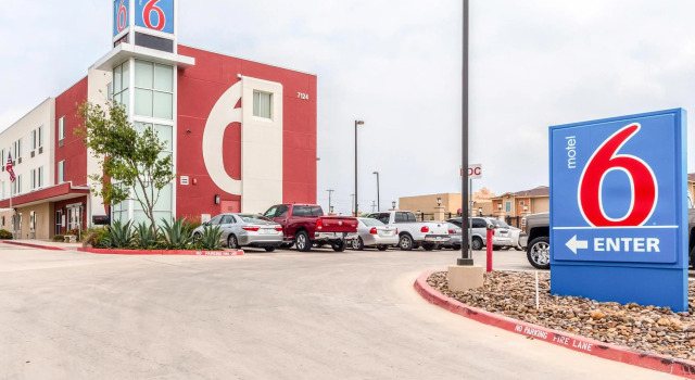 Bett im Wohnheim Motel 6-Laredo, TX - Airport