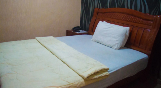 Owee's Place, Book Hotel Ikeja 