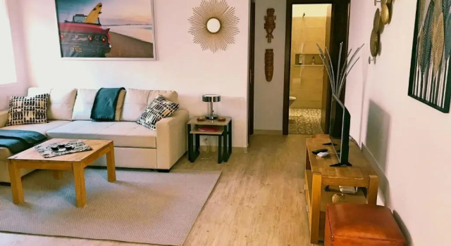 Quiet 3-bedroom house near Town Hall & Centre, Забронировать Отель Отели Торремолинос с парковкой, рядом с Культурный центр им. Пабло Руиса Пикассо, Парковка