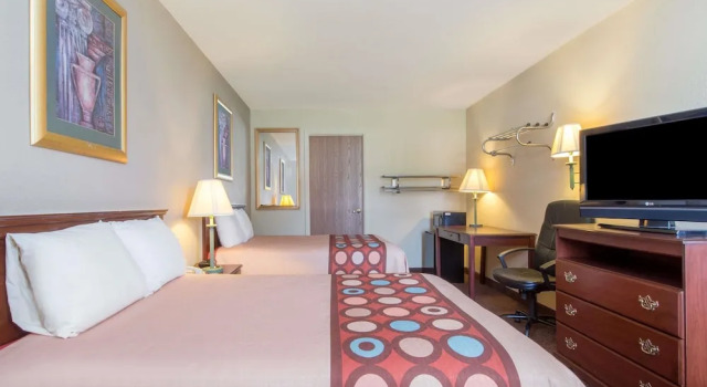Studio Suite Super 8 by Wyndham Centerville-Richmond