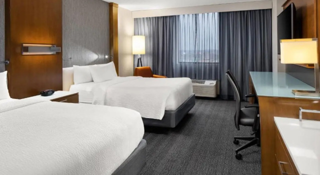 Четырёхместный номер Standard с видом на город Courtyard by Marriott Minneapolis Downtown