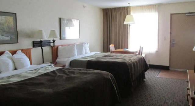 Четырёхместный номер Standard Kelly Inn and Suites Mitchell