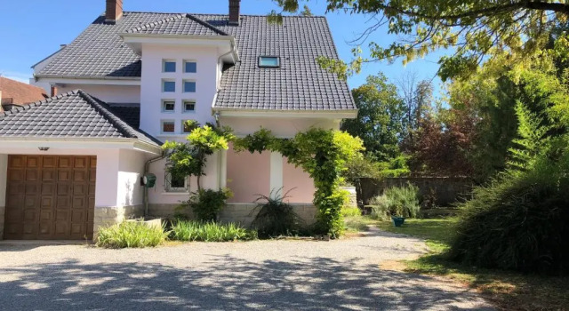 Апартаменты La Maison de la Douce Heure, 4 appartements climatisés avec jardin au centre ville proche des Thermes