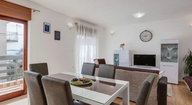 Spacious Holiday Home in Podstrana near Sea