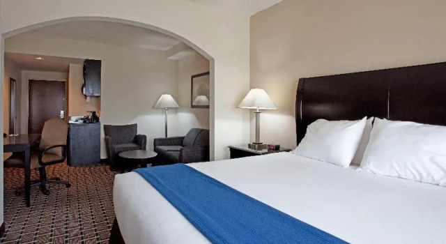 Люкс Holiday Inn Express Hotel & Suites Hope Mills-Fayetteville Airport by IHG