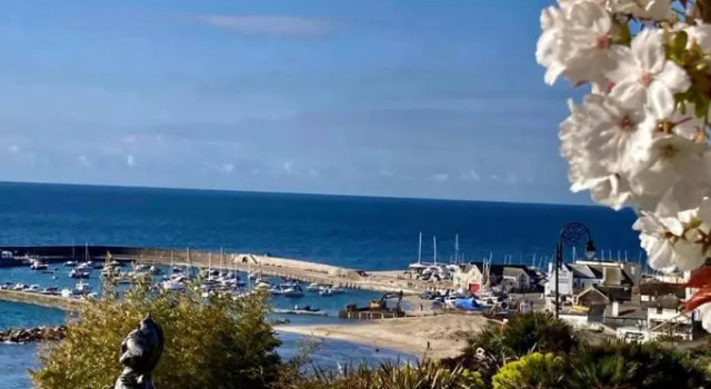 Коттедж Fantastic spacious house with beautiful panoramic views of the bay Only a few minutes walk from beach harbour and restaurants This house has 3 bedrooms 3 bathrooms and 2 lovely sitting rooms