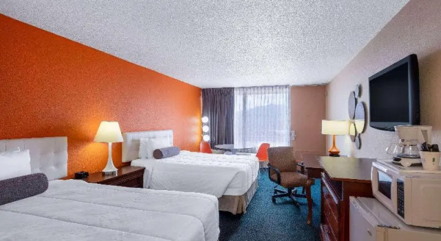 Четырёхместный номер Standard Howard Johnson by Wyndham Salem Hotel & Conference Center