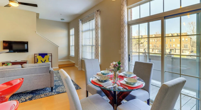 25 Mi to Detroit: Townhome w/ Smart TV!, Varaa Huoneisto  
