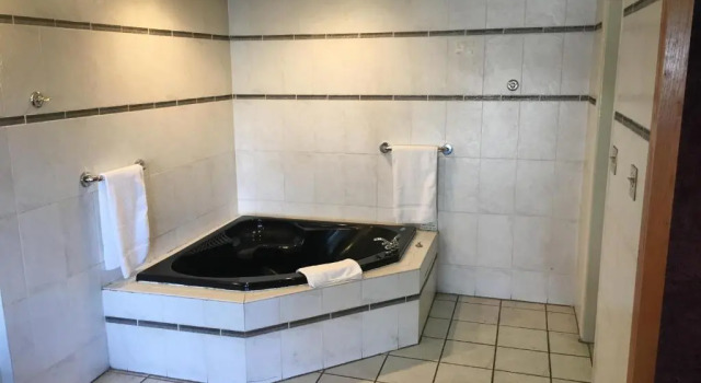 Двухместный люкс Midway Inn & Suites