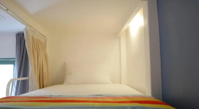 Кровать в общем номере с балконом Sleepy Owl Hostel