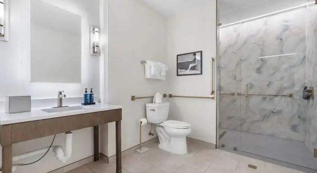 Четырёхместный номер Premium с балконом и с видом на гавань Harbor Suites at Harborwalk Village