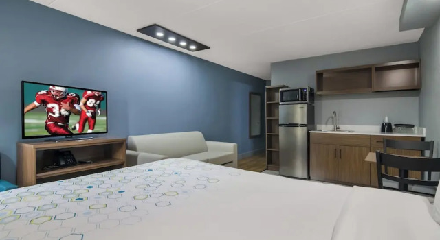 Люкс HomeTowne Studios by Red Roof and Conference Center Chicago - N Aurora Naperville