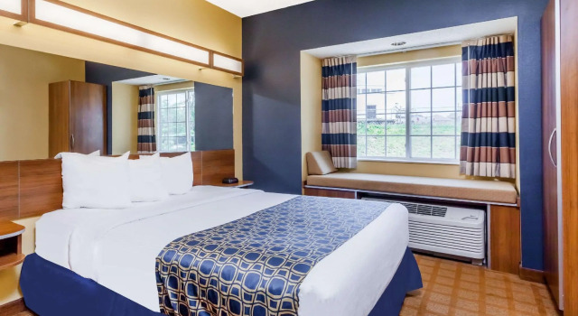 Двухместный люкс Microtel Inn & Suites