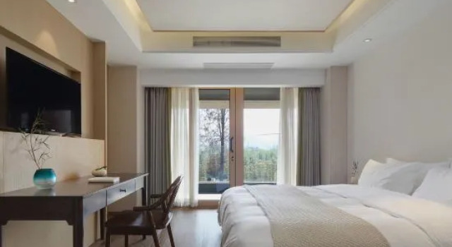 Кровать в общем номере Mogan Mountain Akita Cuckoo Fairytale World B&B