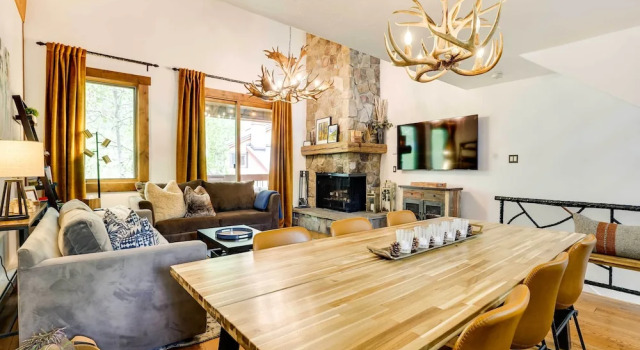 Elegant Vail Home - Walk to Booth Falls Trail, Забронировать Апартаменты/квартира Отели Вейл с парковкой, Парковка