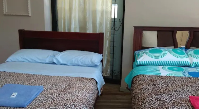 Четырёхместный номер Classic с балконом Hostal Mediodia