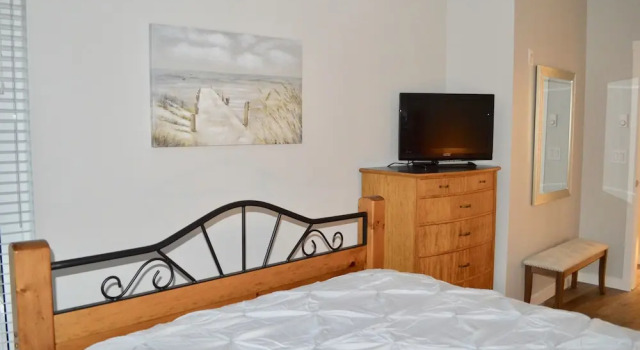 Cozy Creekside Renovated Condo, Забронировать Отель Колвуд South Vancouver Island