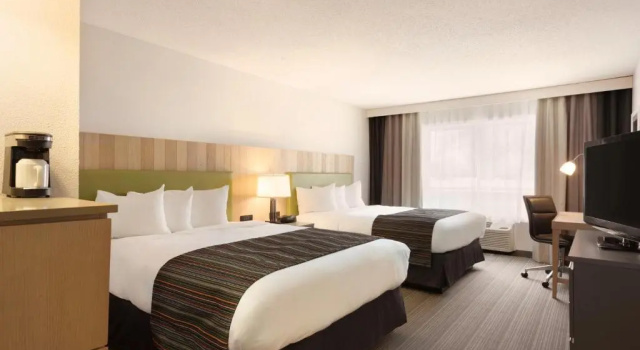 Четырёхместный номер Standard Country Inn & Suites by Radisson, Chippewa Falls, WI
