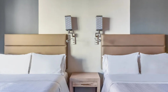 Четырёхместный номер Deluxe с красивым видом из окна Fiesta Inn Cuernavaca
