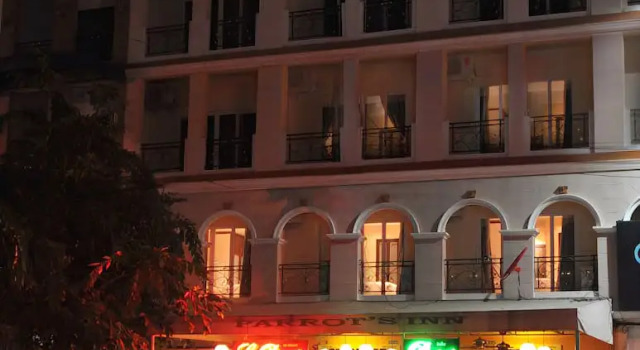 Le Parrots-Inn