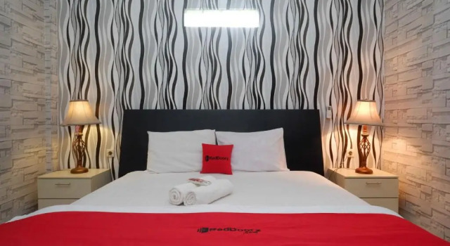 Juniorsuite RedDoorz Syariah Near RS Mitra Siaga