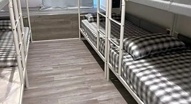 Кровать в общем номере Hotel Bon Accueil