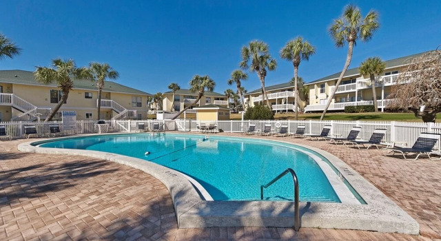 SPC3209 is an upstairs 2 BR with Canal Views by RedAwning, Rezerwuj Hotel Hotele w Emerald Coast z parkingiem, Parking