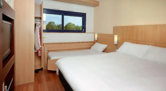 Трёхместный номер Standard Отель ibis Site du Futuroscope