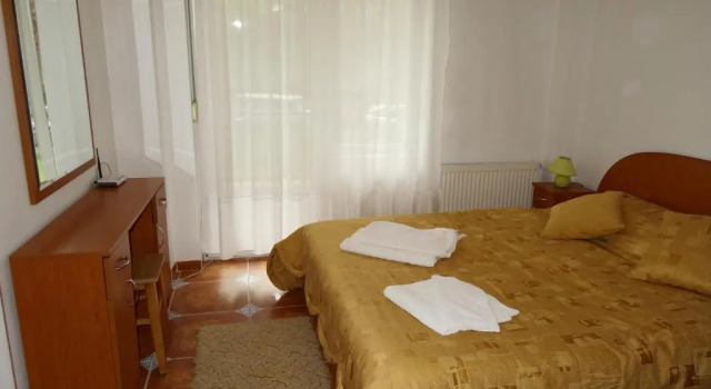 Club Topaz Apartments