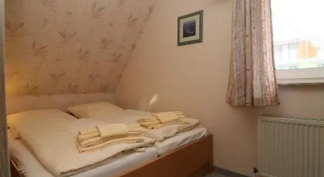 Haus Schumacher, Wohnung 1, Забронировать Апартаменты/квартира Отели Хёрнум с парковкой, рядом с Восточный пляж города Хернум, Парковка