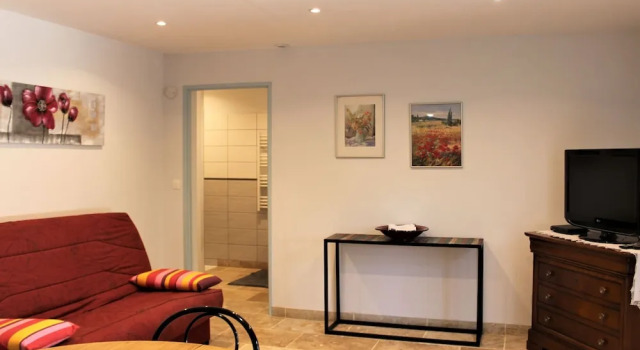 Modern Gîte With Pool on Large Property of Owner, 1 km From Provençal Village