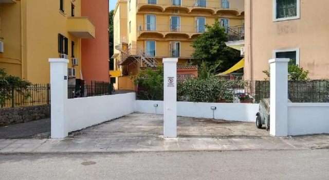 Апартаменты The Bluehouse - Spacious top floor flat with parking, by Mon Repos beach