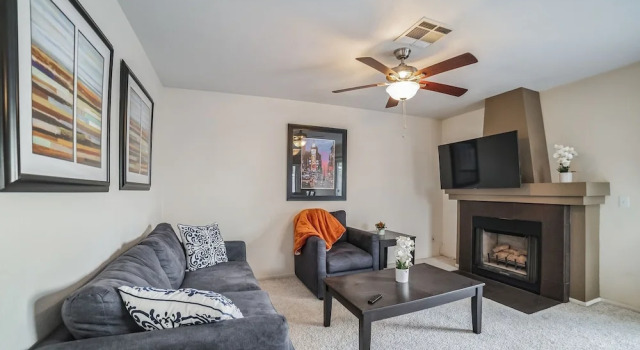 Las Vegas Oasis With Sparkling Pool 3 Bedroom Home by Redawning, Boek Hotel Hotels in Missouri met zwembad, Zwembad