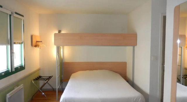 Трёхместный номер Standard Hôtel Inn Design Laon