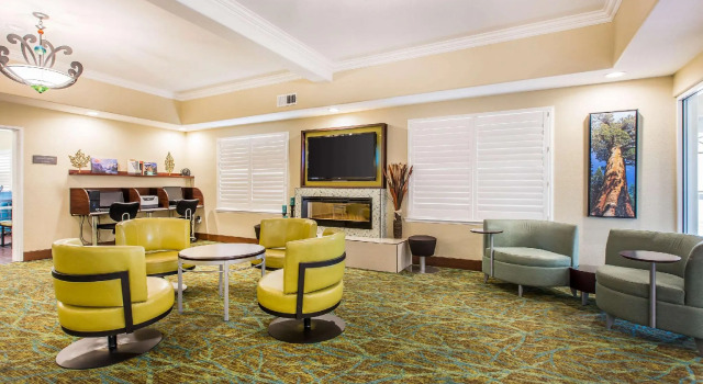 Люкс Comfort Suites Fresno River Park