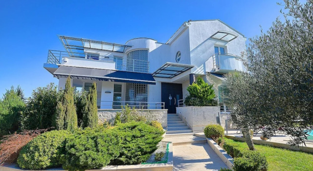 5Bed Villa-Sleeps 10- Pool Parking Near the Sea, Забронировать Вилла Отели Пьешчана-Увала с парковкой, Парковка