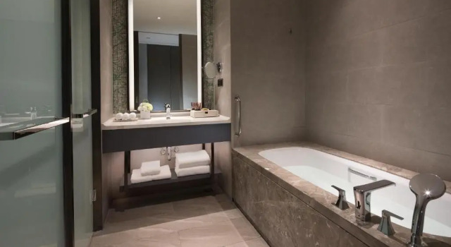 Номер Standard с балконом Doubletree By Hilton Qingdao Oriental Movie Metropolis