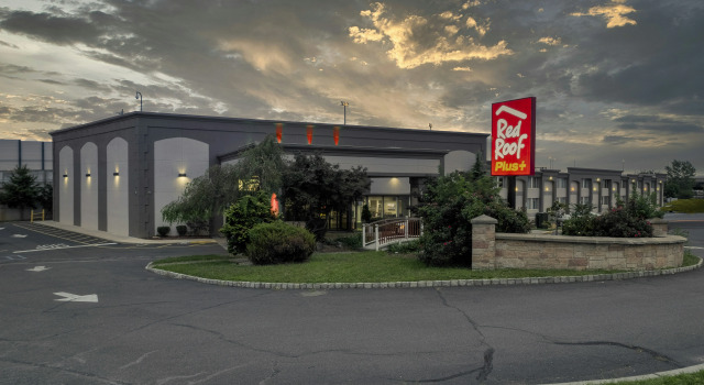 Red Roof Inn PLUS Woodbridge - Carteret, Забронировать Отель Отели Нью-Джерси с парковкой, Парковка
